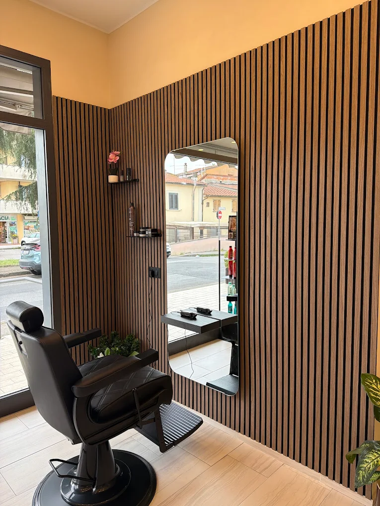Postazione con specchio e poltrona di Eduard Hair Studio
